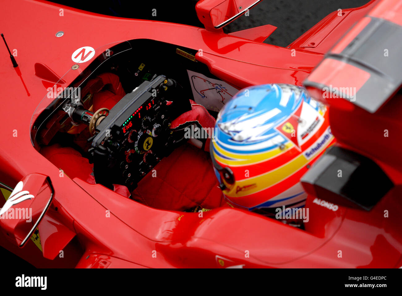 Fernando Alonso della Ferrari durante le prove del Gran Premio di Gran Bretagna di Santander al circuito di Silverstone, Northamptonshire. Venerdì 8 luglio 2011. Il credito fotografico dovrebbe essere: David Davies/PA Wire. RESTRIZIONI: L'uso è soggetto a limitazioni. Nessun uso commerciale. Per ulteriori informazioni, chiamare il numero 44 (0)1158 447447. Foto Stock