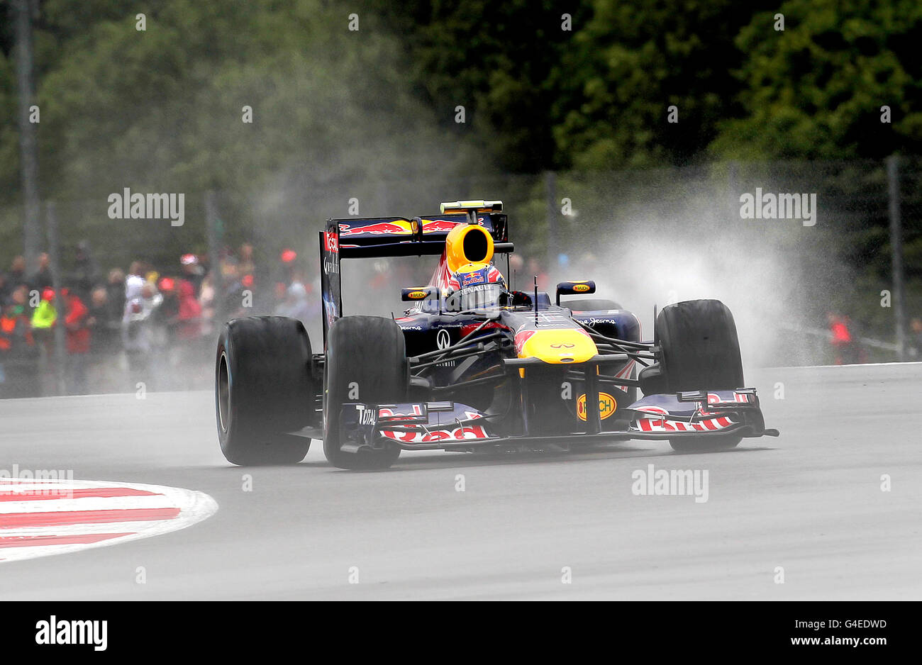 Mark Webber della Red Bull Racing durante le prove del Gran Premio di Gran Bretagna Santander al circuito di Silverstone, Northamptonshire. Venerdì 8 luglio 2011. Il credito fotografico dovrebbe essere: David Davies/PA Wire. RESTRIZIONI: L'uso è soggetto a limitazioni. Nessun uso commerciale. Per ulteriori informazioni, chiamare il numero 44 (0)1158 447447. Foto Stock