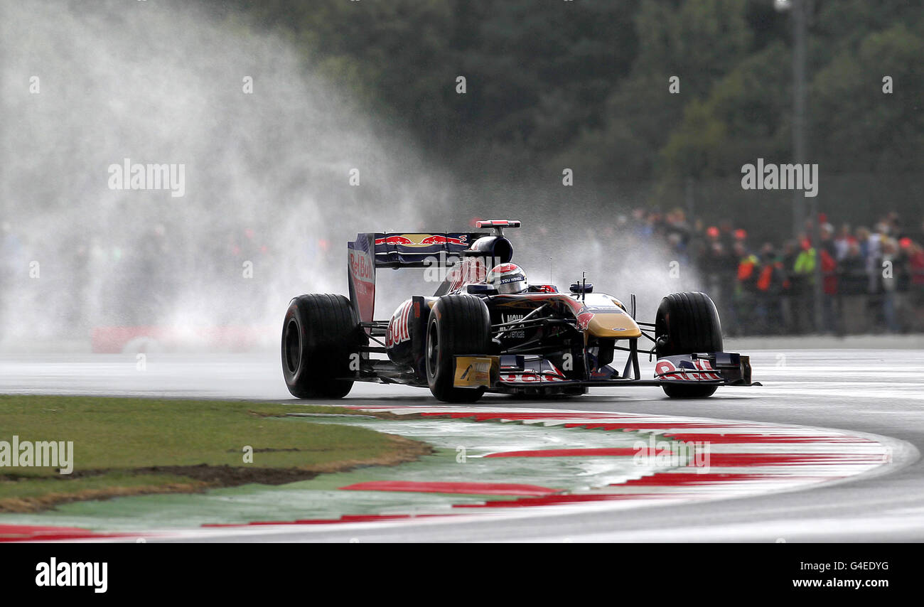 Sebastien Buemi di Toro Rosso durante le prove del Gran Premio di Gran Bretagna Santander al circuito di Silverstone, Northamptonshire. Venerdì 8 luglio 2011. Il credito fotografico dovrebbe essere: David Davies/PA Wire. RESTRIZIONI: L'uso è soggetto a limitazioni. Nessun uso commerciale. Per ulteriori informazioni, chiamare il numero 44 (0)1158 447447. Foto Stock