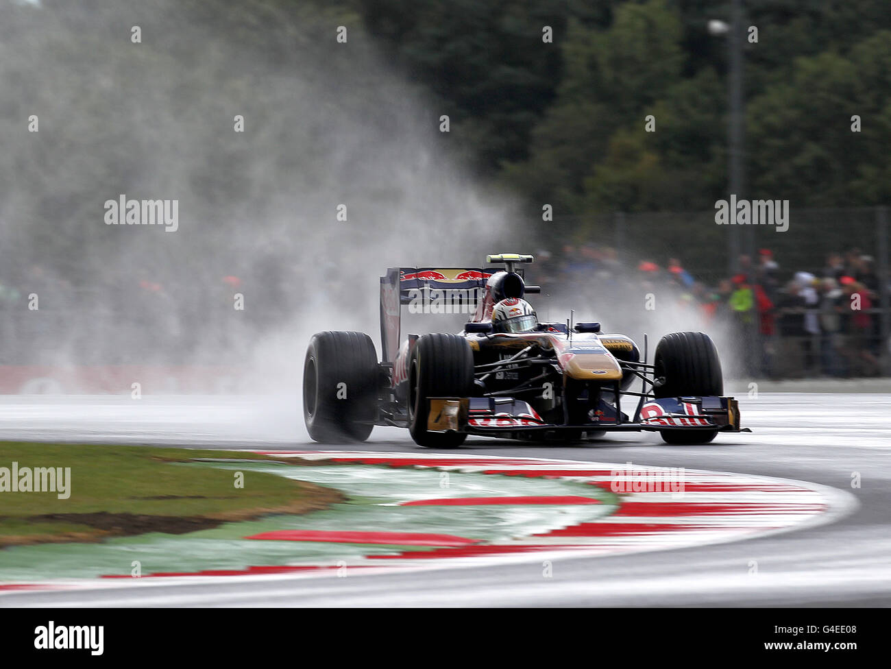 Jaime Alguersuari di Toro Rosso durante la pratica del Gran Premio di Gran Bretagna di Santander al circuito di Silverstone, Northamptonshire. Venerdì 8 luglio 2011. Il credito fotografico dovrebbe essere: David Davies/PA Wire. RESTRIZIONI: L'uso è soggetto a limitazioni. Nessun uso commerciale. Per ulteriori informazioni, chiamare il numero 44 (0)1158 447447. Foto Stock