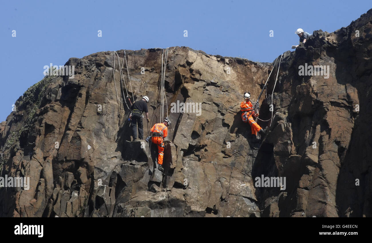 Gli appaltatori rimuovono le rocce dai Salisbury Crags nell'Holyrood Park di Edimburgo dopo che la recente pioggia torrenziale ha causato l'instabilità di alcune rocce. Foto Stock