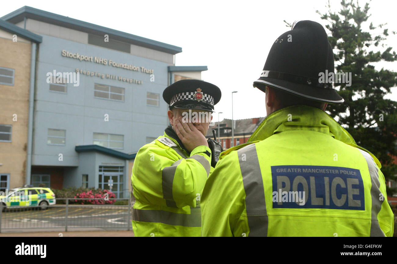 Sonda dei decessi ospedalieri di Stepping Hill. La polizia si trova al di fuori dell'ospedale di Stepping Hill a Stockport, Greater Manchester. Foto Stock