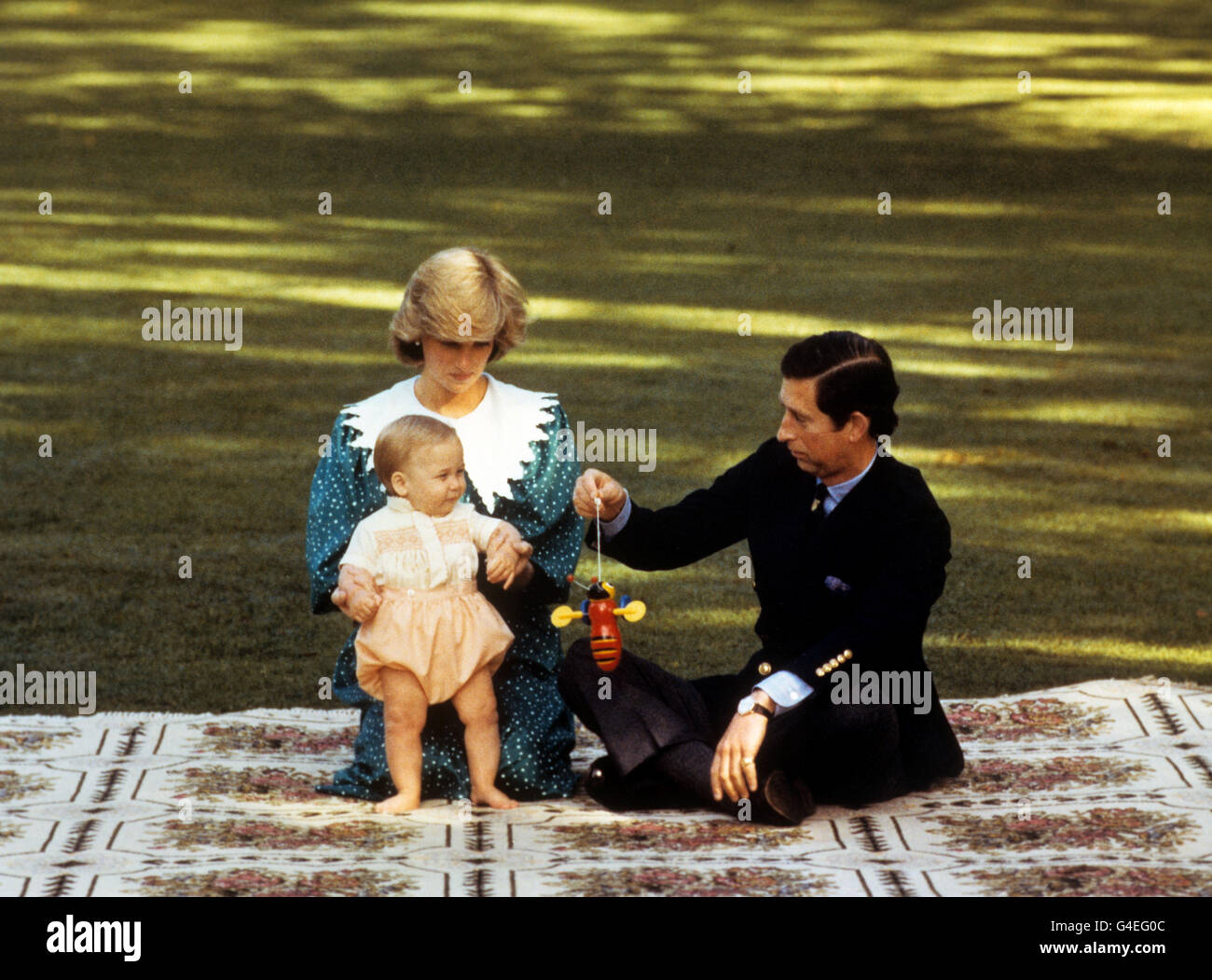 Il Principe e Principessa di Galles con il Principe William su un tappeto nei terreni della Casa del Governo di Auckland, Nuova Zelanda. Foto Stock