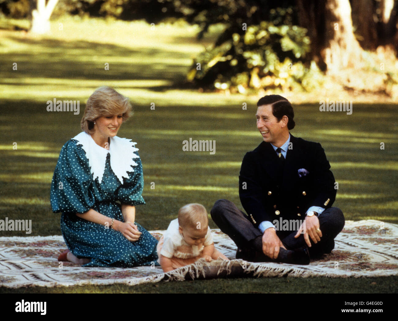 Il Principe e Principessa di Galles con il Principe William su un tappeto nei terreni della Casa del Governo di Auckland, Nuova Zelanda. Foto Stock