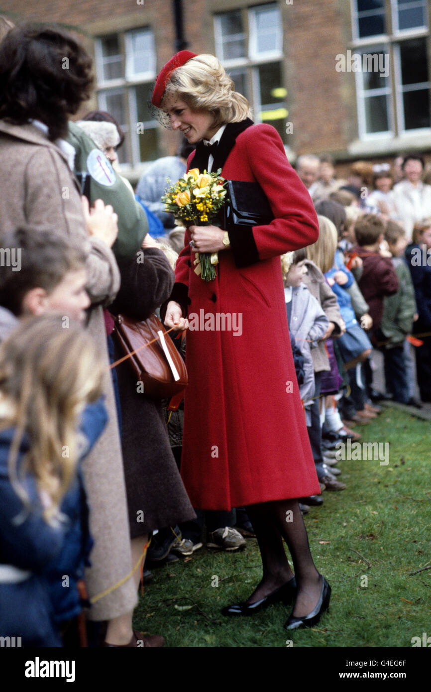 La Principessa del Galles che visita la Scuola reale per ciechi a Leatherhead, Surrey, di cui è Patrona. Foto Stock