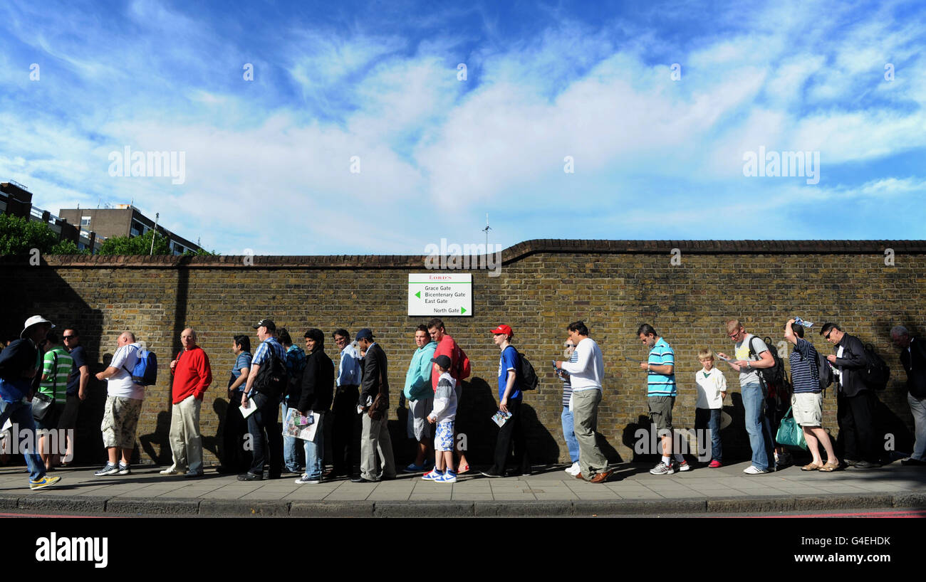 Le folle si accodano fuori terra sperando di ottenere un biglietto per il quinto giorno del primo test Npower al Lord's Cricket Ground, Londra. Foto Stock
