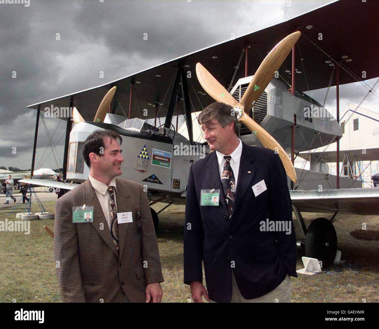 I piloti John LaNoue, a sinistra, e Mark Rebholz con la replica della versione di un aereo Vickers Vimy, che è impostato per riattuare uno storico volo Gran Bretagna verso il Sud Africa. Il Vimy, chiamato la Regina d'Argento, è stato messo attraverso i suoi passi al Farnborough Air Show. Lascerà il campo aereo di Brooklands a Surrey per volare 8,500 miglia attraverso le Alpi, gli Appennini, le Isole Greche, le piramidi, il Nilo superiore, Il Monte Kilimanjaro e le Cascate Vittoria in Sud Africa. Il volo rienacts dove possibile l'originale 1920 percorso preso dai piloti sudafricani Pierre van Ryneveld e Christopher Quinton Brand Foto Stock