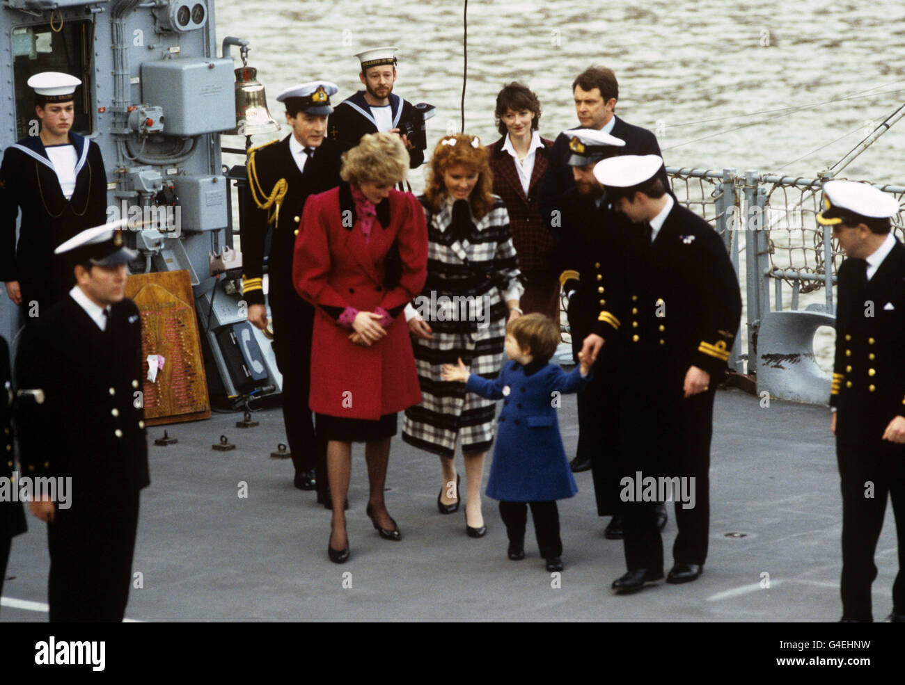 Il Principe Andrew tiene la mano del Principe William, suo nipote, di tre anni, a bordo di HMS Brazen con la Principessa del Galles (mantello rosso) e Sarah Ferguson (mantello bianco e nero) Foto Stock