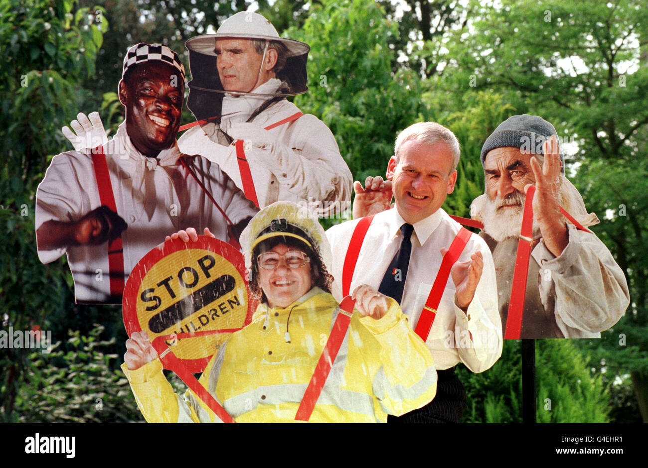 Philip Scott, direttore dell'Unione di Norwich (2° a destra), lancia la nuova campagna pubblicitaria dell'azienda, durante una fotocellula di oggi (domenica). Gli spot televisivi e per poster, creati da Saatchi & Saatchi, presentano persone che, da tutti i settori della vita, si infrangono bretelle rosse alla famosa melodia delle fragole, 'parte dell'Unione' mentre celano i loro investimenti. Foto PA. Foto Stock