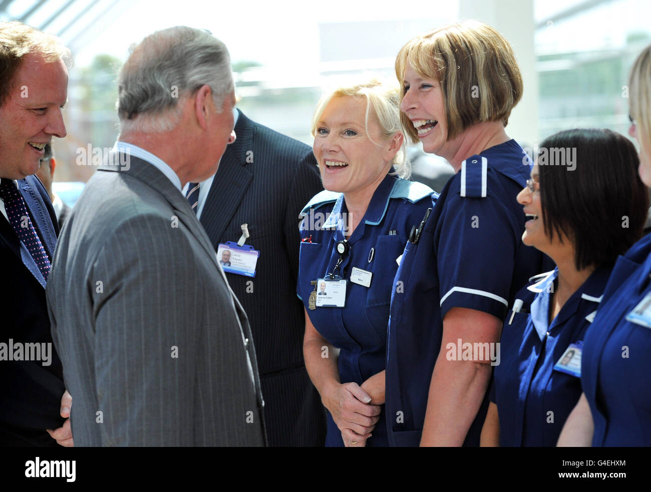 Il principe Carlo della Gran Bretagna incontra infermieri al Queen Elizabeth Hospital di Birmingham prima di recarsi in visita al personale di assistenza infortunato. Foto Stock