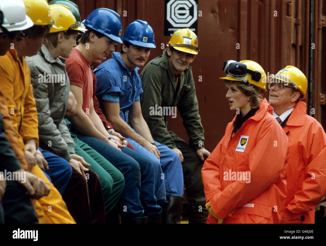 La principessa del Galles parla con alcuni dei lavoratori delle piattaforme petrolifere durante il suo tour della piattaforma Charlie della BP Forties in uno dei più grandi giacimenti petroliferi della Gran Bretagna. Foto Stock