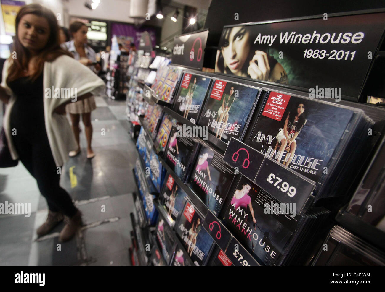 I CD di Amy Winehouse sugli scaffali di HMV Oxford Street, nel centro di Londra, dopo che le nuove scorte sono state consegnate al negozio. Foto Stock