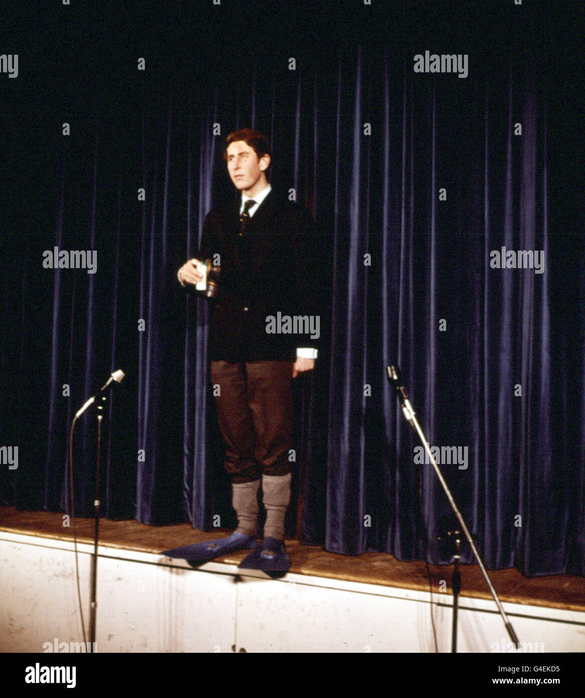 PA NEWS FOTO 23/2/70 Il principe Carlo sul palco a Cambridge University come previsioni meteo nella Revue "tranquilla' scorre il DON di scena dal DRYDEN SOCIETÀ DEL SUO COLLEGIO TRINITÀ Foto Stock