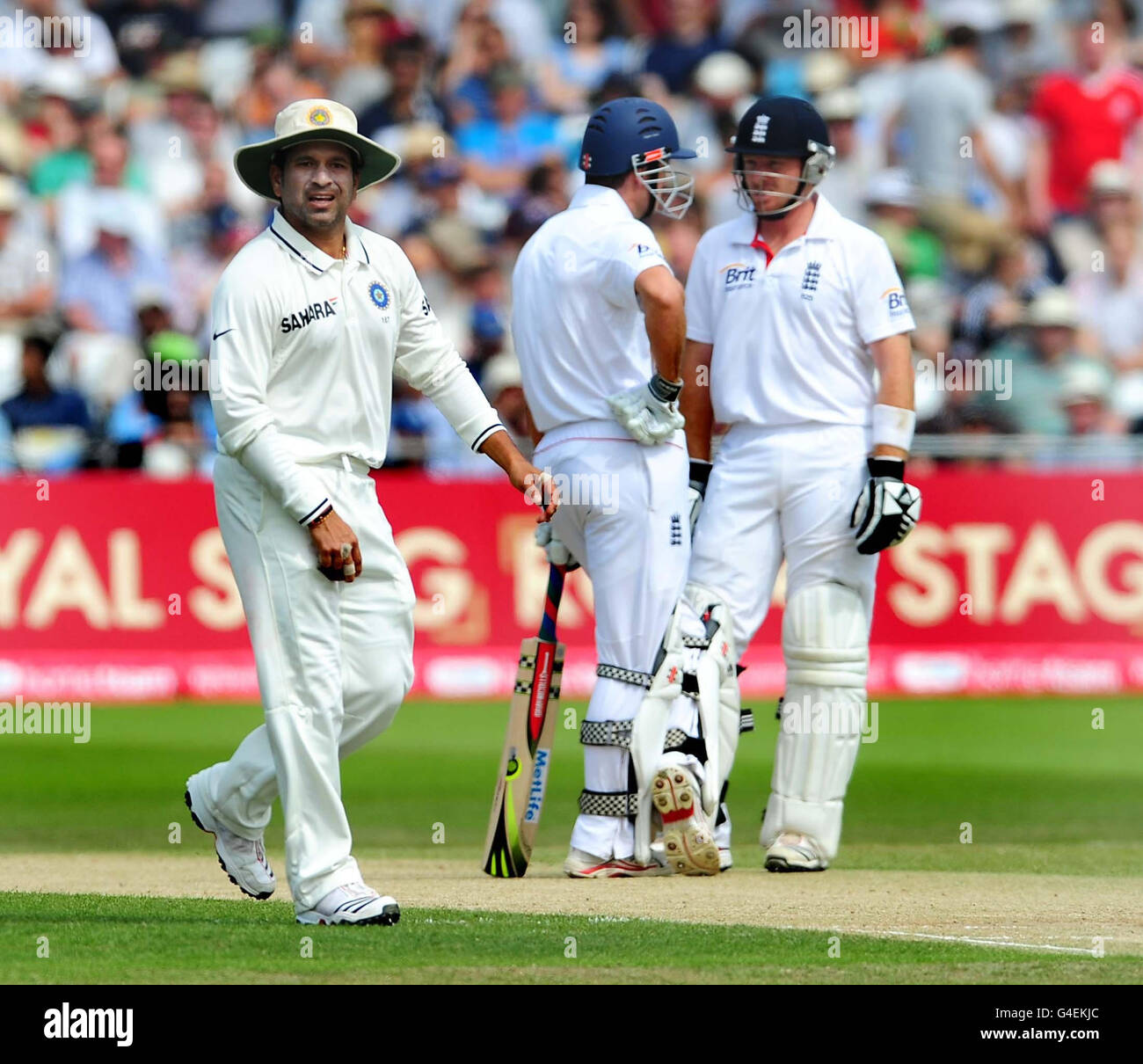 Il Sachin Tendulkar indiano lucida la palla durante il secondo test di Npower a Trent Bridge, Nottingham. Foto Stock