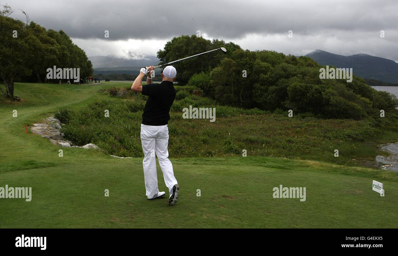 Simon Dyson in Inghilterra si tee sulla quarta buca durante Il quarto giorno dell'Irish Open al Killarney Golf and Club di pesca Foto Stock