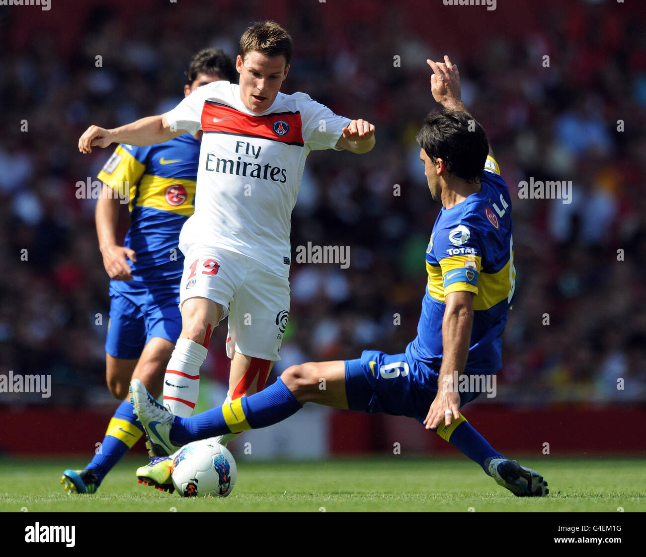 Kevin Gameiro e Boca Juniors Matias Caruzzo di Parigi Saint-Germain (a destra) combattono per la palla durante la partita della Emirates Cup allo Emirates Stadium di Londra. Foto Stock