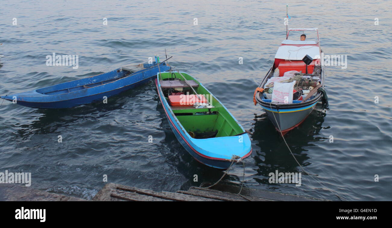 Piccole imbarcazioni di servizio a Sabah, Malesia Foto Stock