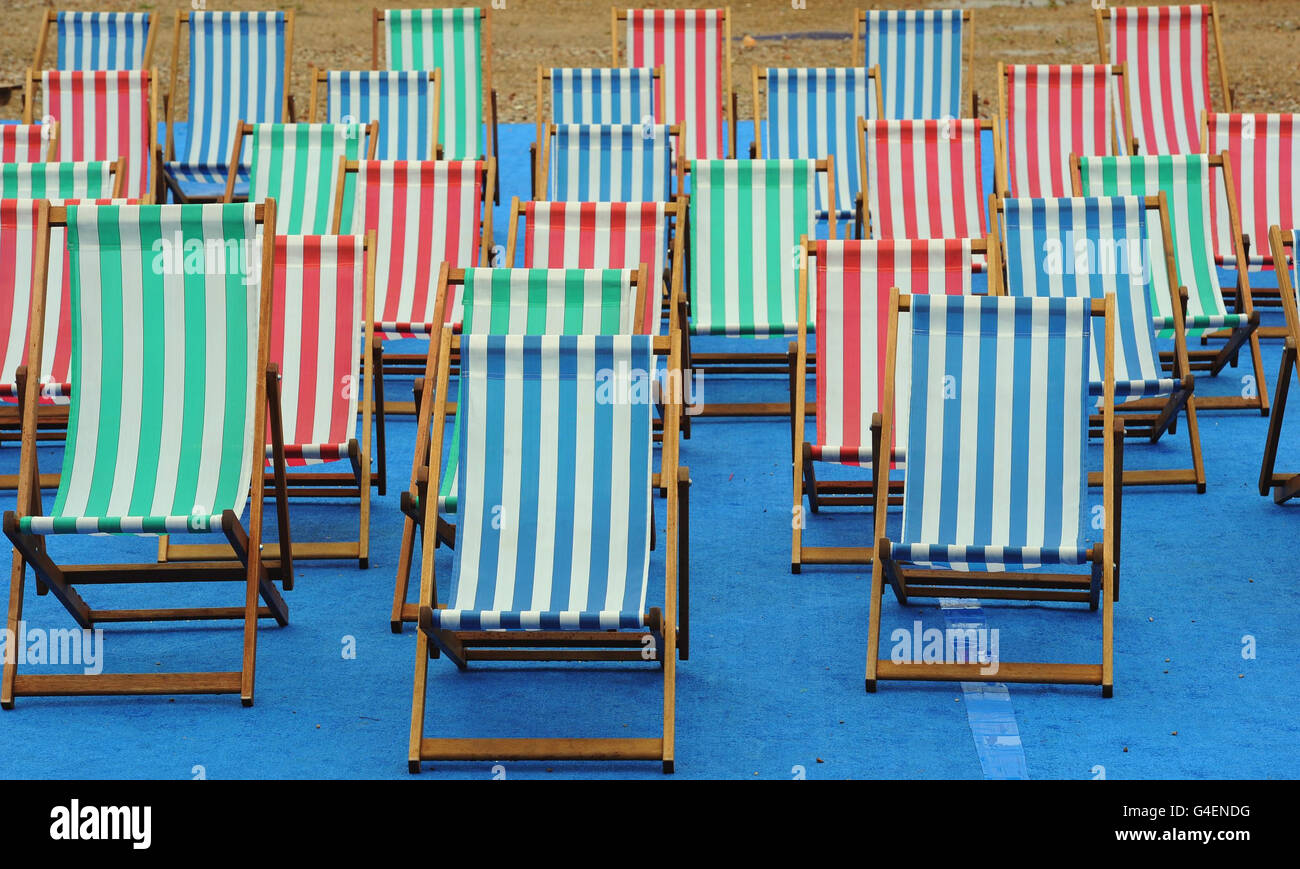 Le sedie a sdraio vuote sono viste al British gas Big DIP su Clapham Common, mentre il tempo umido continua in tutto il paese seguendo il recente incantesimo caldo. Foto Stock