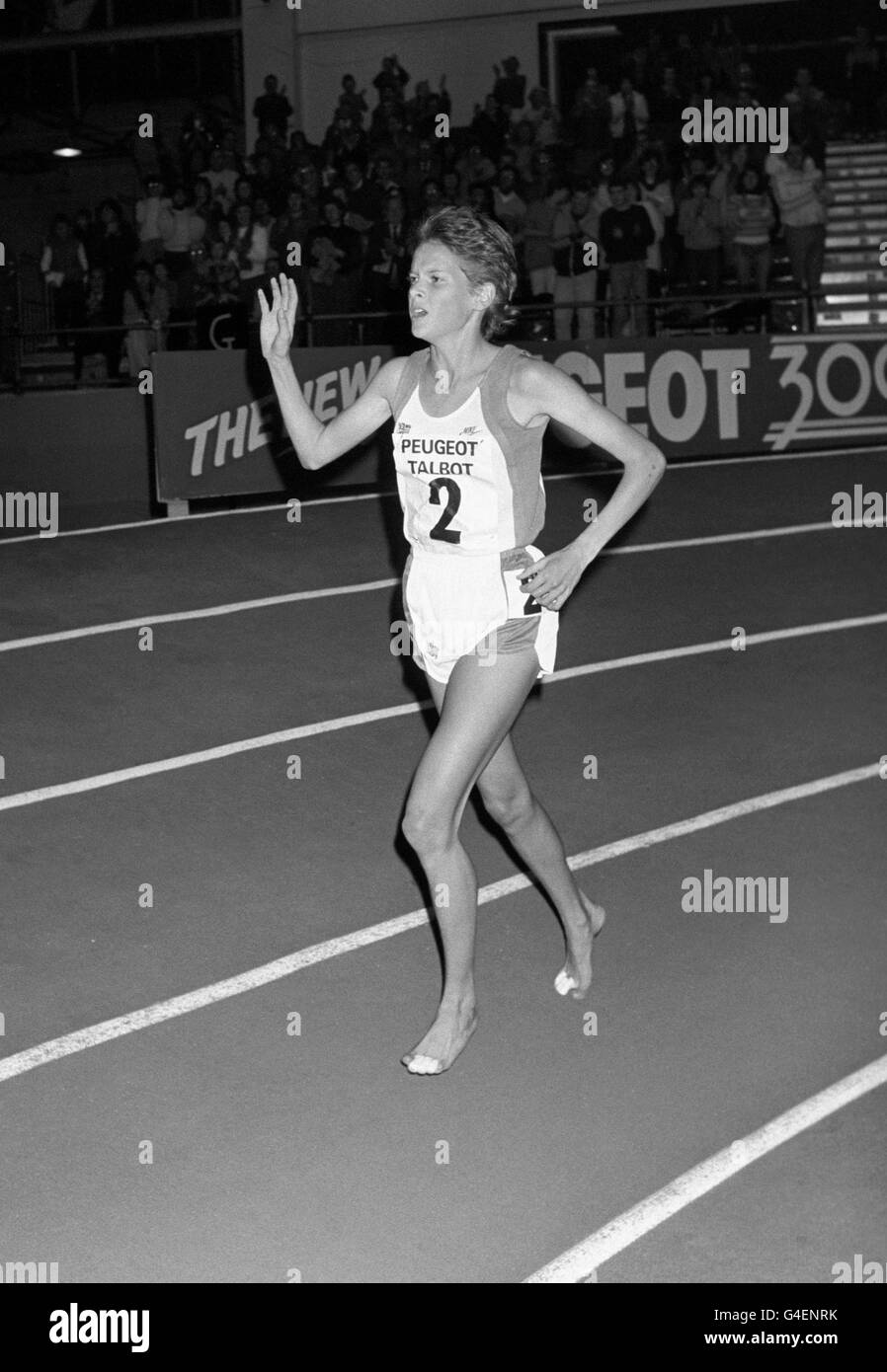 PA NEWS PHOTO 8/2/86 ZOLA BUDD RICONOSCE LA FOLLA CHE HA APPLAUDITO LA SUA ROTTURA DEL RECORD MONDIALE DI 3, 000 DELLA DONNA A COSFORD Foto Stock