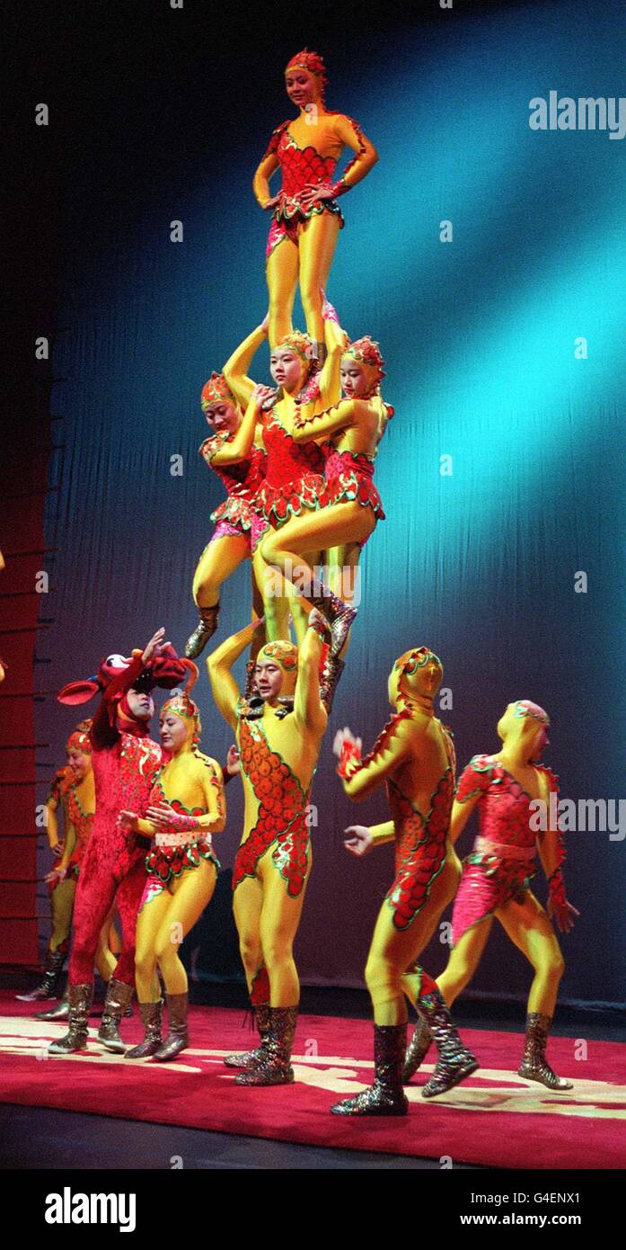 Il Circo di Stato Cinese di Shandong si trova oggi a Londra (Giovedi) per celebrare la pubblicazione del 16 ottobre del suo 36° lungometraggio animato 'Mulan', ispirato all'antica leggenda cinese di fa Mulan. Foto di Michael Stephens/PA. Foto Stock