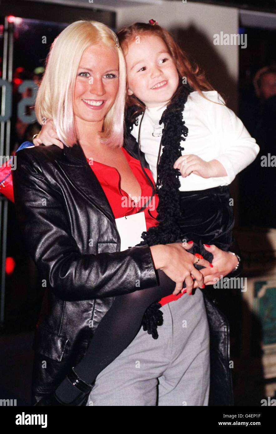 Big Breakfast TV il presentatore Denise Van Outen e la sua figlia-dio Elicia Moon Murphy arrivano per la prima volta del film Disney 'Mulan' in aiuto della Croce Rossa Britannica presso l'Odeon, Leicester Square questa sera (Giovedi). Foto di Sean Dempsey/PA. Foto Stock