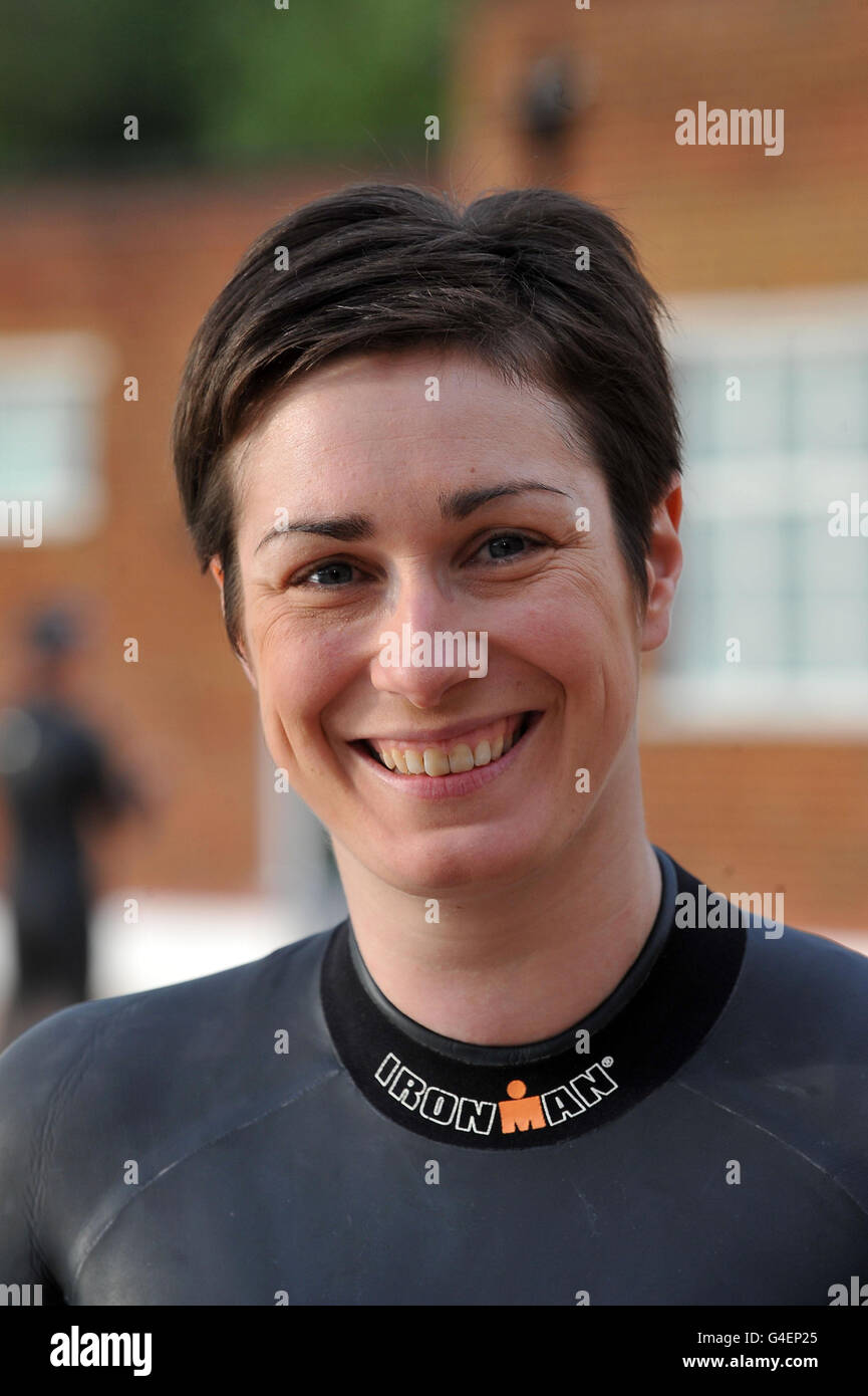 Catrin Jones, 35 anni, al Lido di Hamstead Heath dove è in pratica per la Grande nuotata Scozzese. Foto Stock