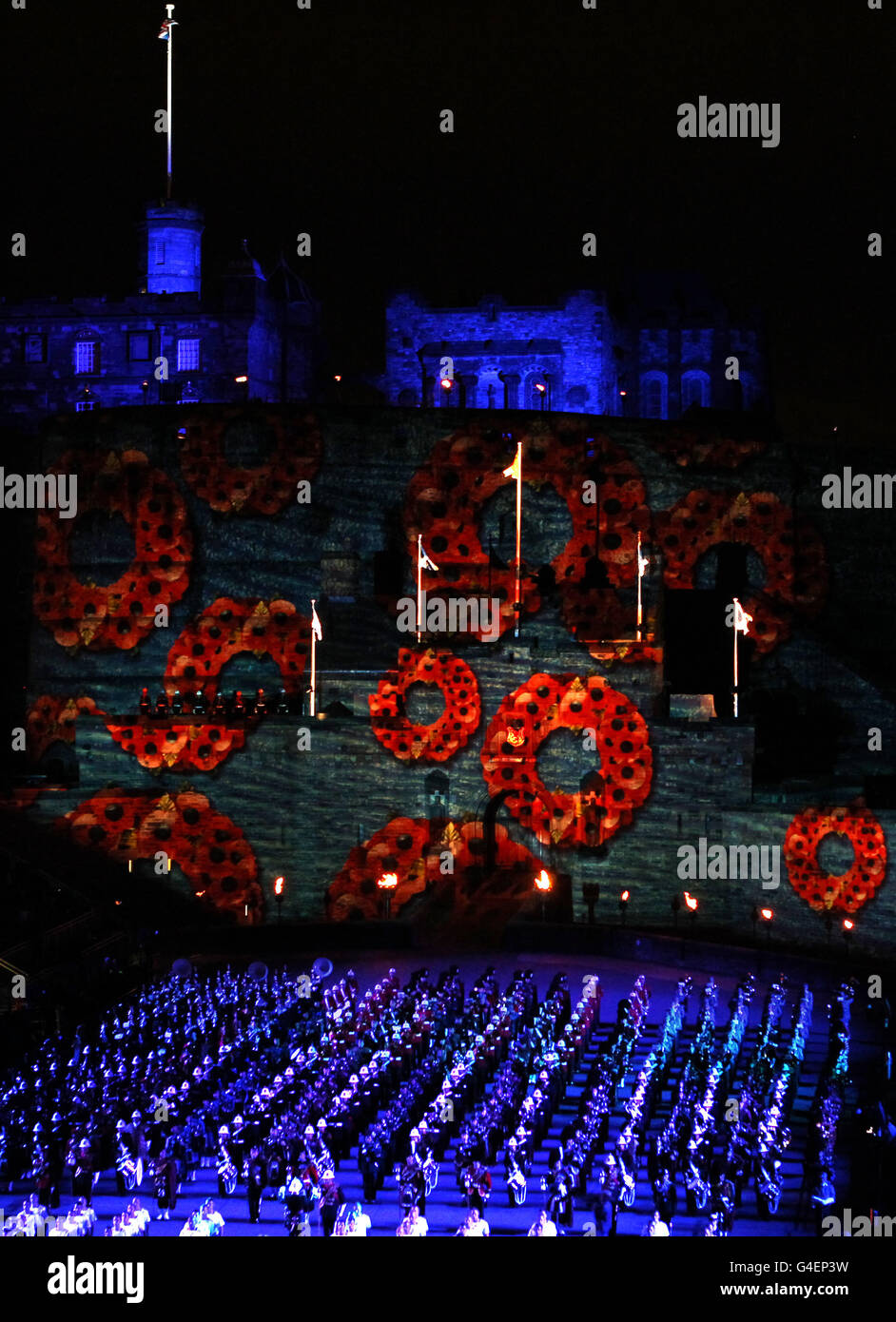 Il Castello di Edimburgo è illuminato durante il finale della prova di  abbigliamento completo del Tattoo militare di Edimburgo presso il Castello  di Edimburgo Foto stock - Alamy