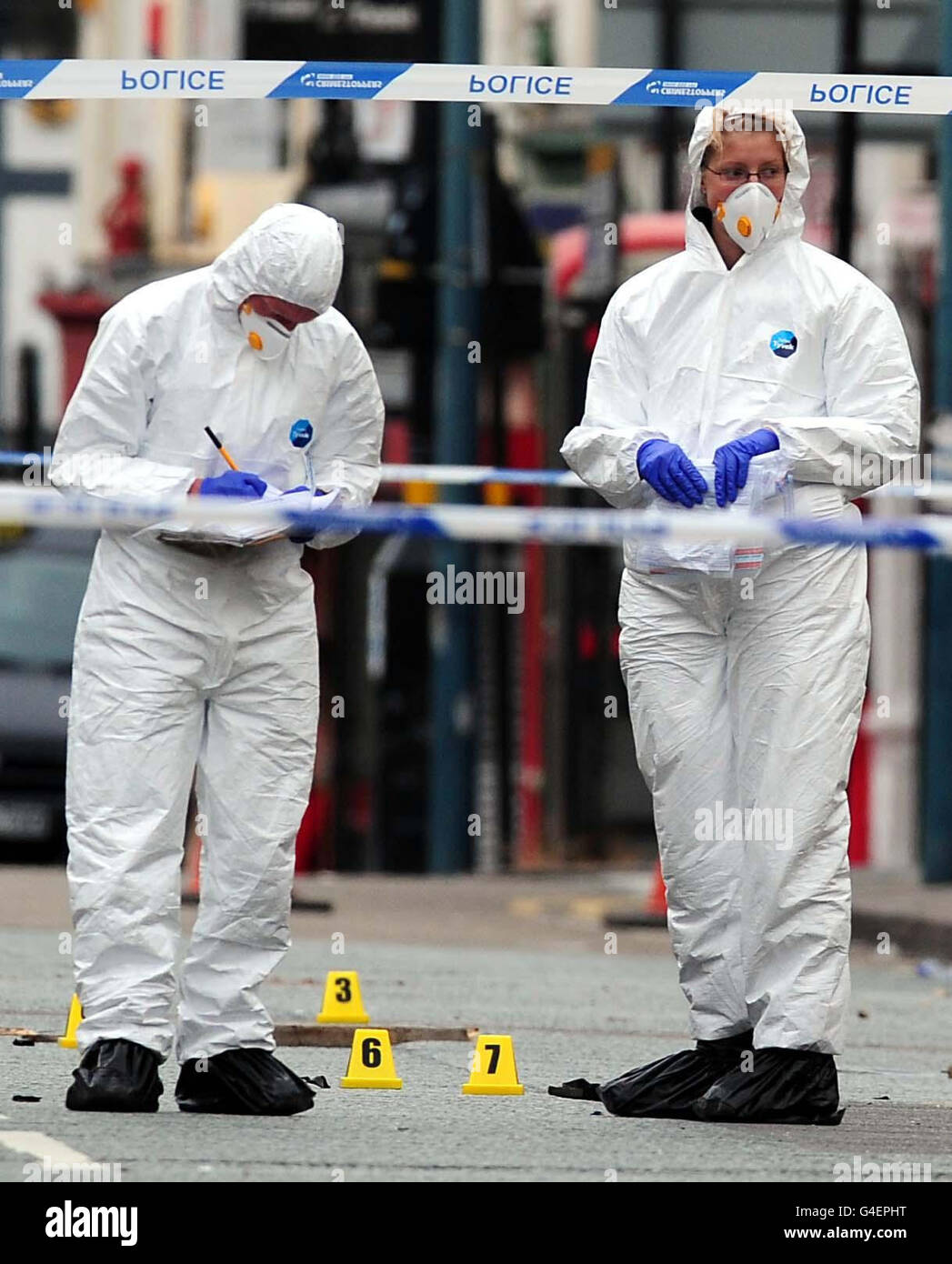 Ufficiali forensi sulla scena nella zona verde di Winson a Birmingham, dove tre uomini sono morti dopo un incidente stradale all'inizio di questa mattina. È stata avviata un'indagine sugli omicidi. Foto Stock