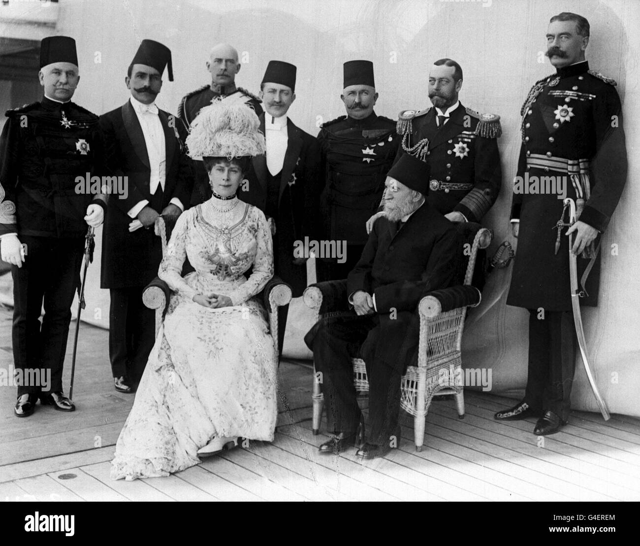 L a R: Il GENERALE SIR REGINALD WINGATE (SIRDAR d'Egitto), il principe MAHOMED Ali Pasha, il duca di teck (poi duca di Cambridge), il principe Zia-ed-Din (apparente erede del trono di turco che era in testa alla speciale missione turca per salutare la loro maestà a Port Said), il Khedive di Egitto e H.M. Il re e Signore di KITCHENER A BORDO DEL 'MEDINA' SUL SUO VIAGGIO DI ANDATA IN INDIA, c1911. Foto Stock