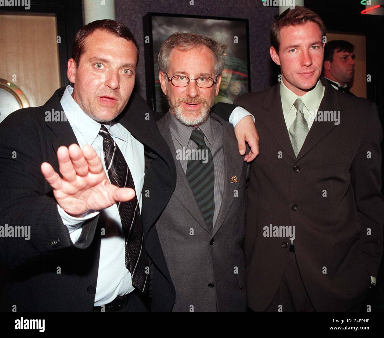 Il regista Steven Spielberg affiancato da due stelle del suo ultimo film Tom Sizemore (a sinistra) e Edward Burns, all'Empire in Leicester Square di Londra questa sera (lunedì) per il Premier britannico del film di Spielberg 'Saving Private Ryan' vedere la STORIA di PA SHOWBIZ Spielberg. Foto di Stefan Rousseau/PA. Foto Stock