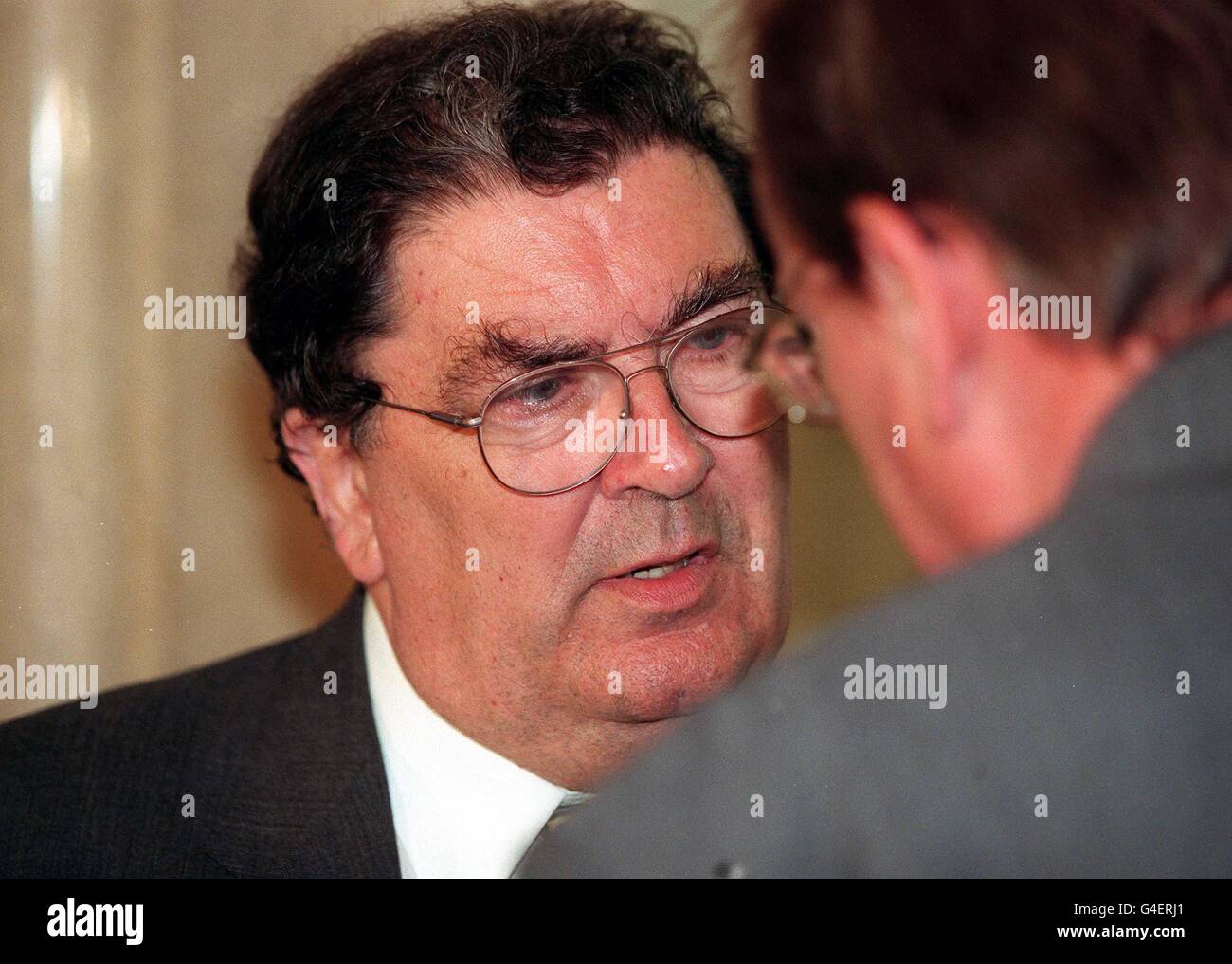 Il leader dell'SDLP John Hume arriva a Stormont oggi (lunedì), per unirsi ai colloqui con altri leader politici per pianificare il futuro governo della Provincia. Guarda la storia di ULSTER Unionists. Foto di Mark McCormick. /PA Foto Stock