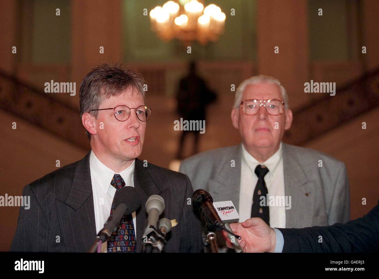Il leader unionista democratico Ian Paisley (a destra) arriva oggi a Stormont con il vice Peter Robinson (lunedì), per unirsi ai colloqui con altri leader politici per pianificare il futuro governo della Provincia. Guarda la storia di ULSTER Unionists. Foto di Mark McCormick. /PA Foto Stock