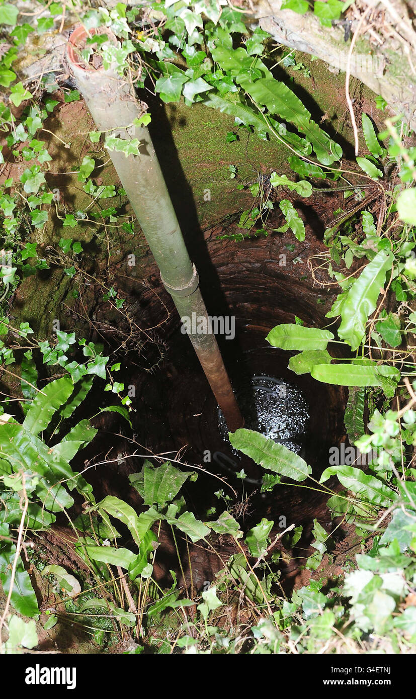 Una visione generale del pozzo Denise Brooks cadde. Denise, 65, che non può nuotare ha passato 90 minuti aggrappandosi ad una corda dopo essere caduti nel pozzo pieno di acqua ieri pomeriggio. Foto Stock