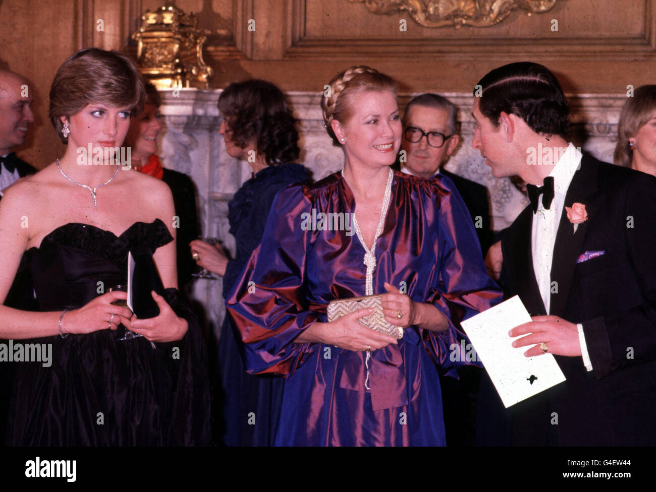 LADY DIANA INCONTRA la PRINCIPESSA GRAZIA Principe Carlo e la sua fidanzata Lady Diana Spencer (a sinistra) con la Principessa Grace di Monaco presso la Goldsmith's Hall di Londra questa sera. Erano ospiti di un'animazione in aiuto del Royal Opera House Development Appeal. Lady Diana scelse una tafeta nera per il suo primo ingaggio reale. Foto Stock