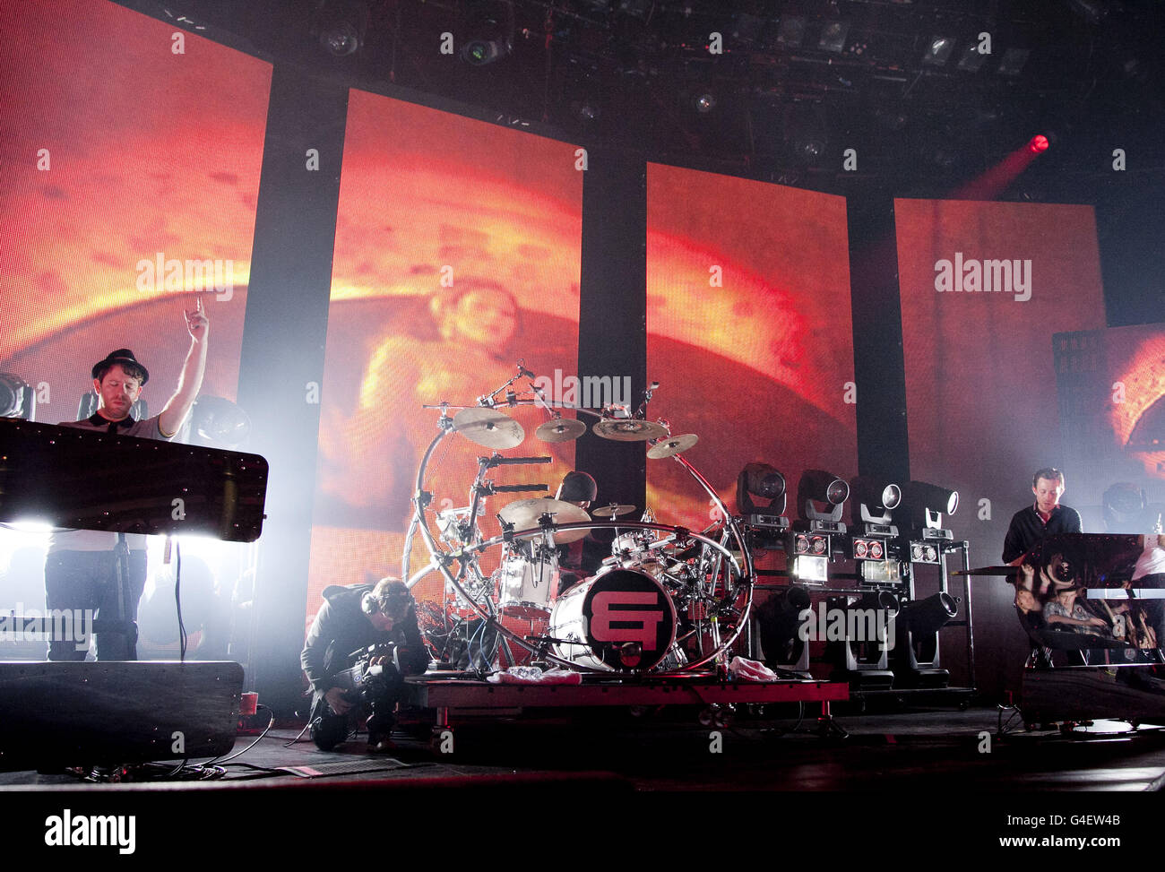 Chase e Status si esibiscono sul palco al Roundhouse nel nord di Londra, come parte dell'iTunes Festival. Foto Stock