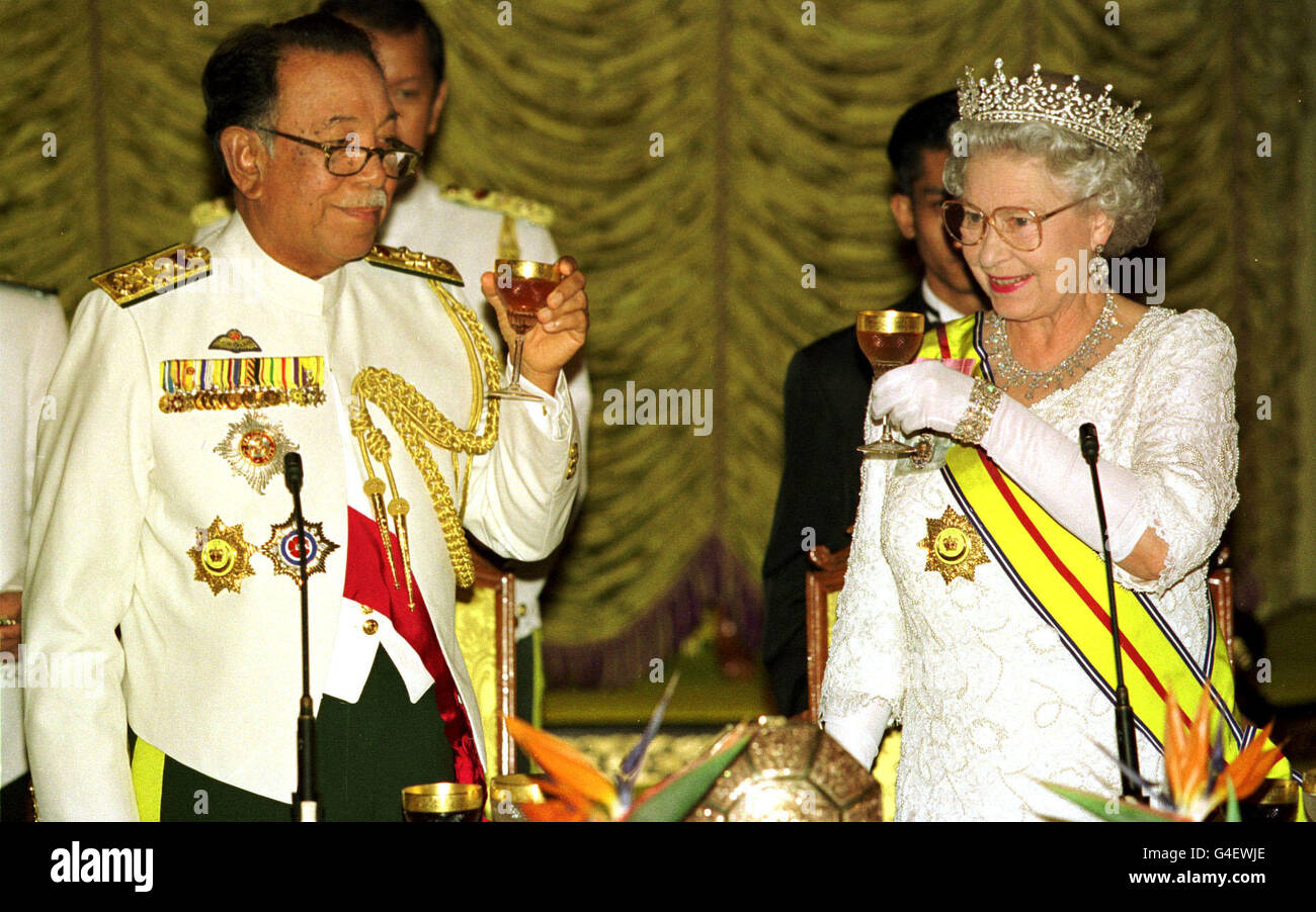 La Regina e l'Agong (Re) della Malesia bevono un brindisi al banchetto di stato al palazzo di Agong, Istana Negara, Kuala Lumpur. Foto Stock