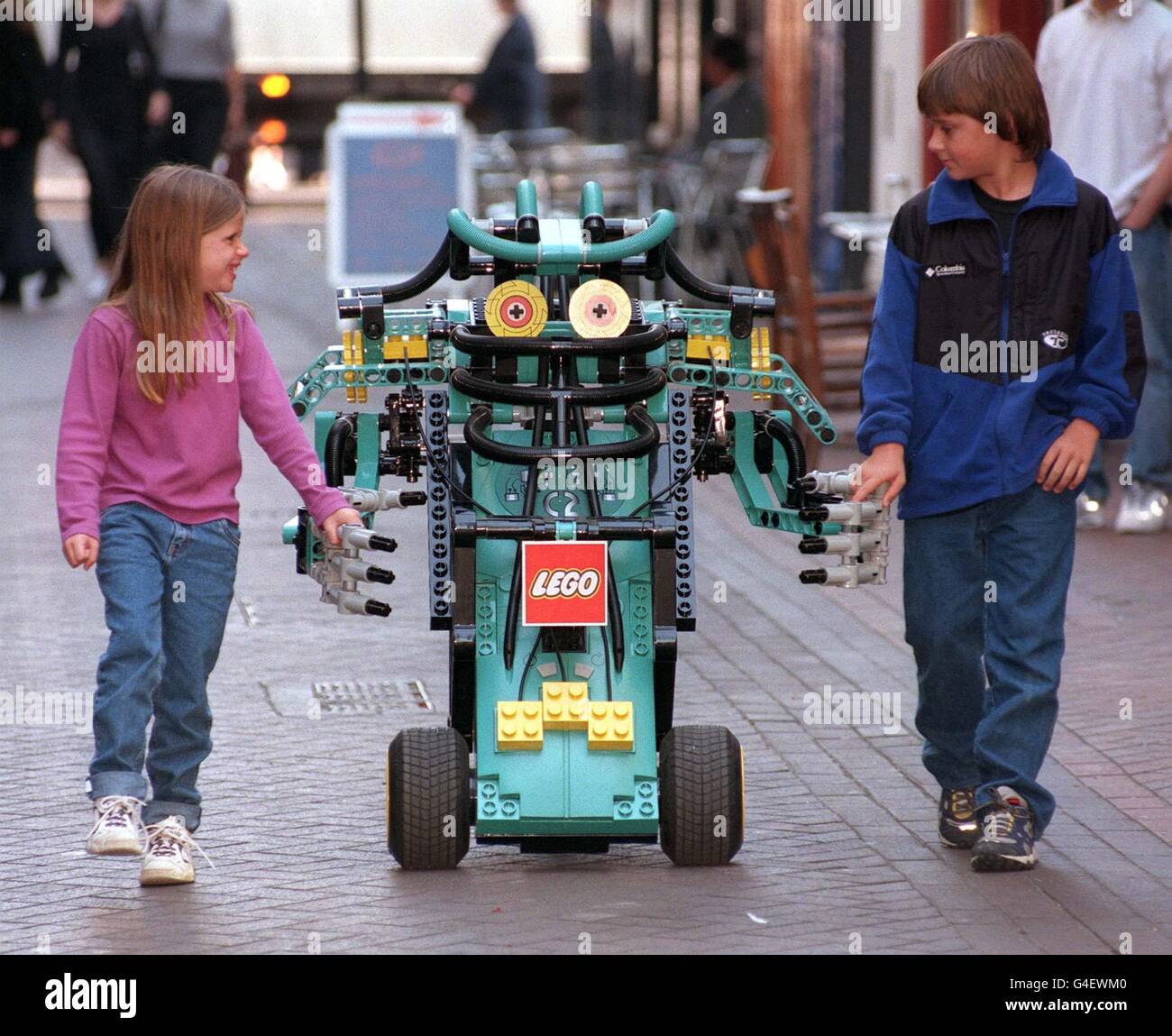 Crusher, dalla GAMMA TECHNIC Cybermaster di Lego cammina lungo Regent  Street di Londra con Torrie Moss, di 7 anni e suo fratello Trevor di 12  anni, da Denver Colorado, questa mattina (Mercoledì)