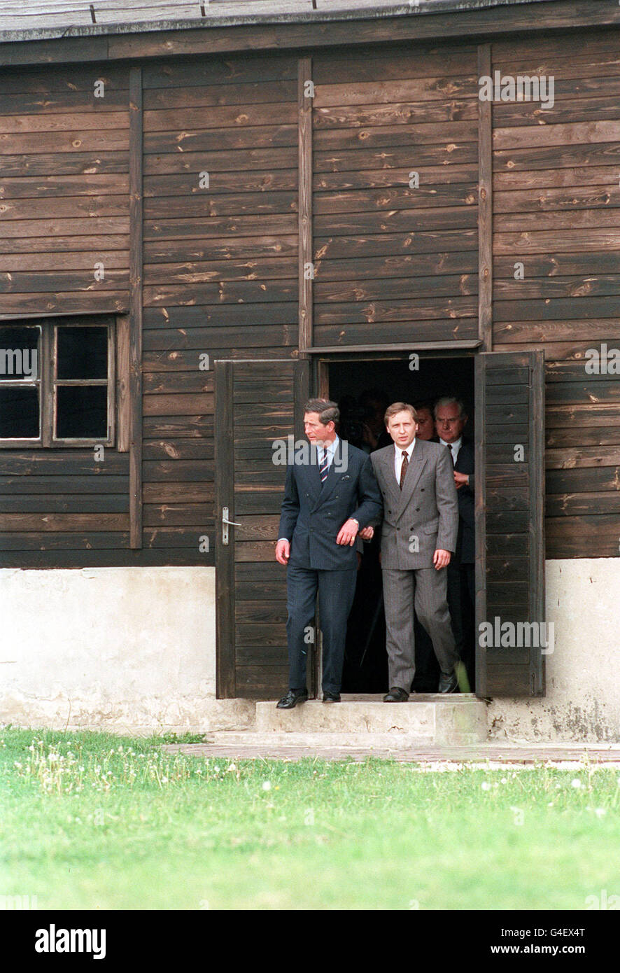 PA NEWS FOTO 20/5/93 IL PRINCIPE DI GALLES emerge dalle camere a gas di Majdanek campo di concentramento a Lublin, Polonia Foto Stock