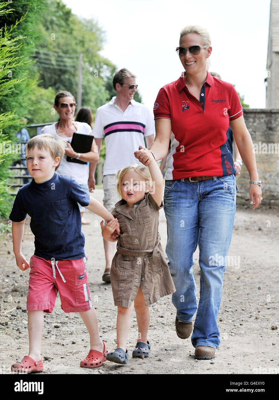 Zara Phillips cammina con i bambini (foto scattate con il consenso dei  genitori ma i nomi non sono stati dati) di un amico di famiglia durante il  lancio del suo ZP '176'