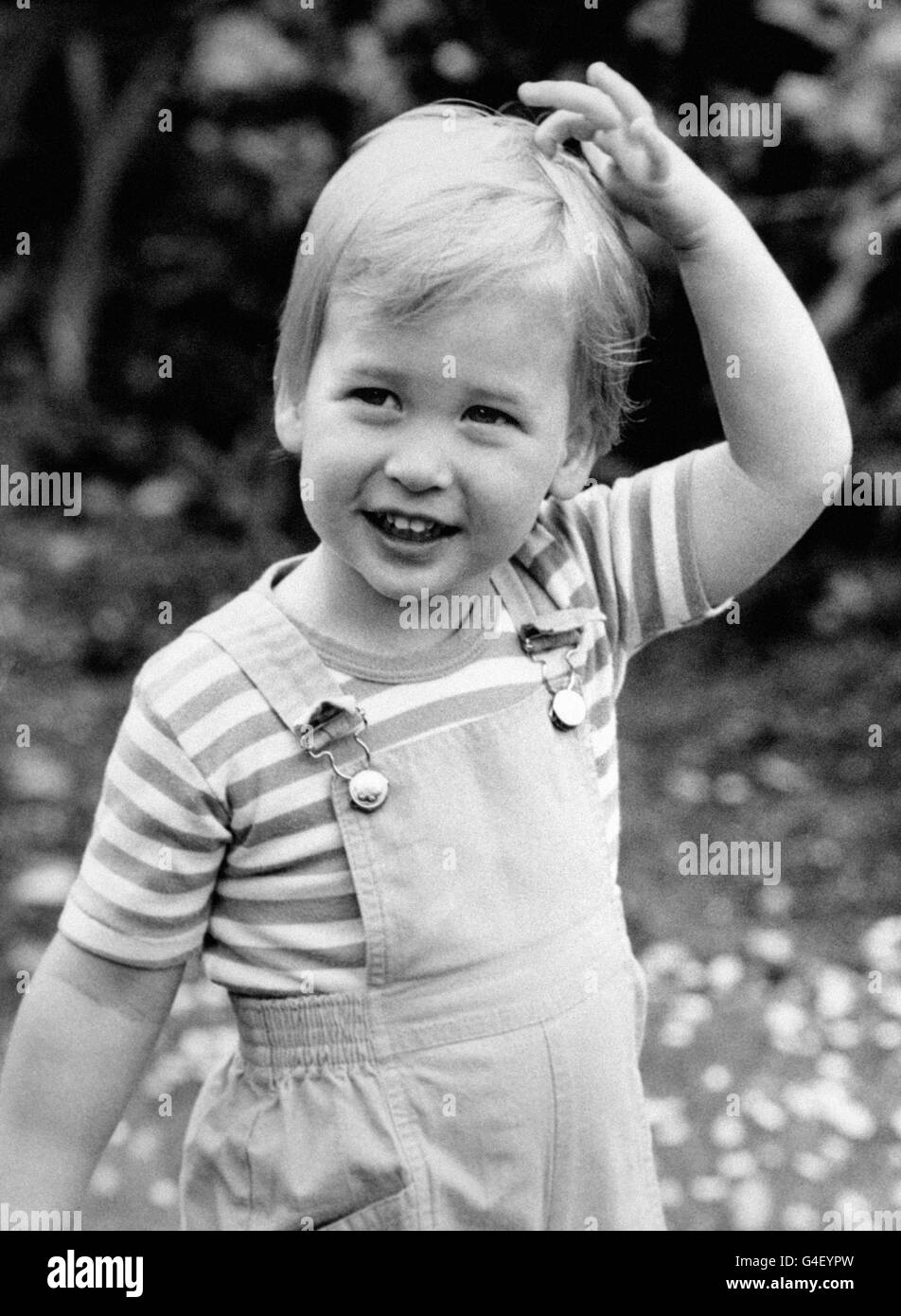 Il principe William, che festeggia il suo secondo compleanno il 21 giugno, al gioco nel giardino di Kensington Palace, Londra. I suoi genitori, il Principe e la Principessa del Galles, si aspettano il loro secondo figlio a settembre. Foto Stock