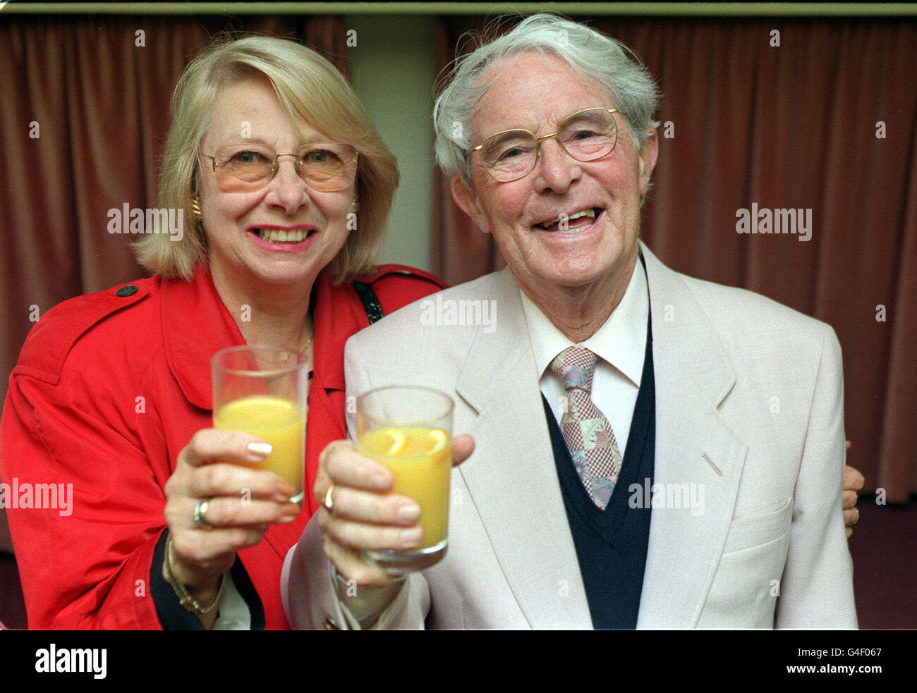 PA NEWS PHOTO 11/10/98 IL COMICO VETERANO ERNIE WISE E SUA MOGLIE DOREEN ALLA CASA DI TRASMISSIONE DELLA BBC A LONDRA, DOVE UNA SERIE DI TARGHE COMMEMORANTI I GRANDI COMICI BRITANNICI SONO STATI SVELATI DAL PATRIMONIO COMICO. Foto Stock