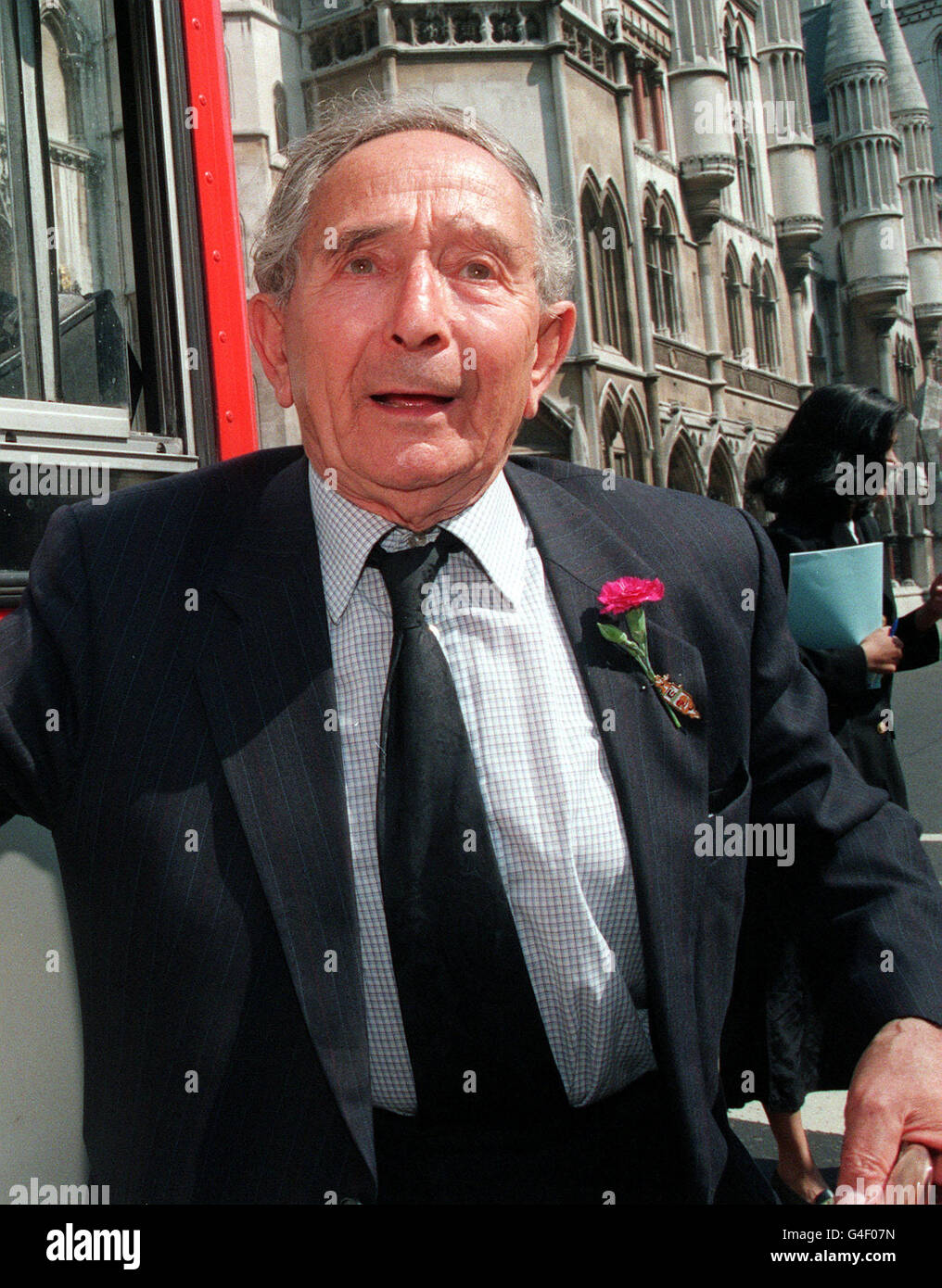 PA NEWS PHOTO 16/8/98 MAURICE BERGER, 74 ANNI DA BOURNEMOUTH ALLA CORTE ALTA DOVE È STATO AVVERTITO DA UN GIUDICE SUL SUO COMPORTAMENTO NEI CONFRONTI DI SUO FRATELLO HYMAN. I FRATELLI SONO RINCHIUSI IN UN FEUD SOPRA LA PROPRIETÀ. IL GIUDICE HA AVVERTITO MAURICE CHE HA AVVERTITO ESSERE INCARCERATO SE È ANDATO ENTRO CINQUE MIGLIA DALLA CASA DI HYMAN Foto Stock