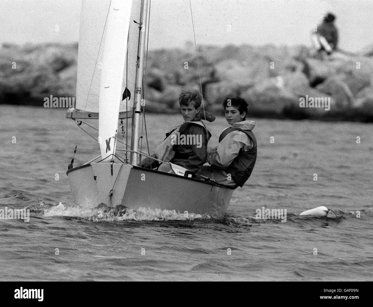 PA NEWS FOTO 23/10/88 PETER PHILLIPS (sinistra) equipaggi su un dinghy durante una lezione di scuola di vela presso la West Kirby Sailing Club sul WIRRAL Foto Stock