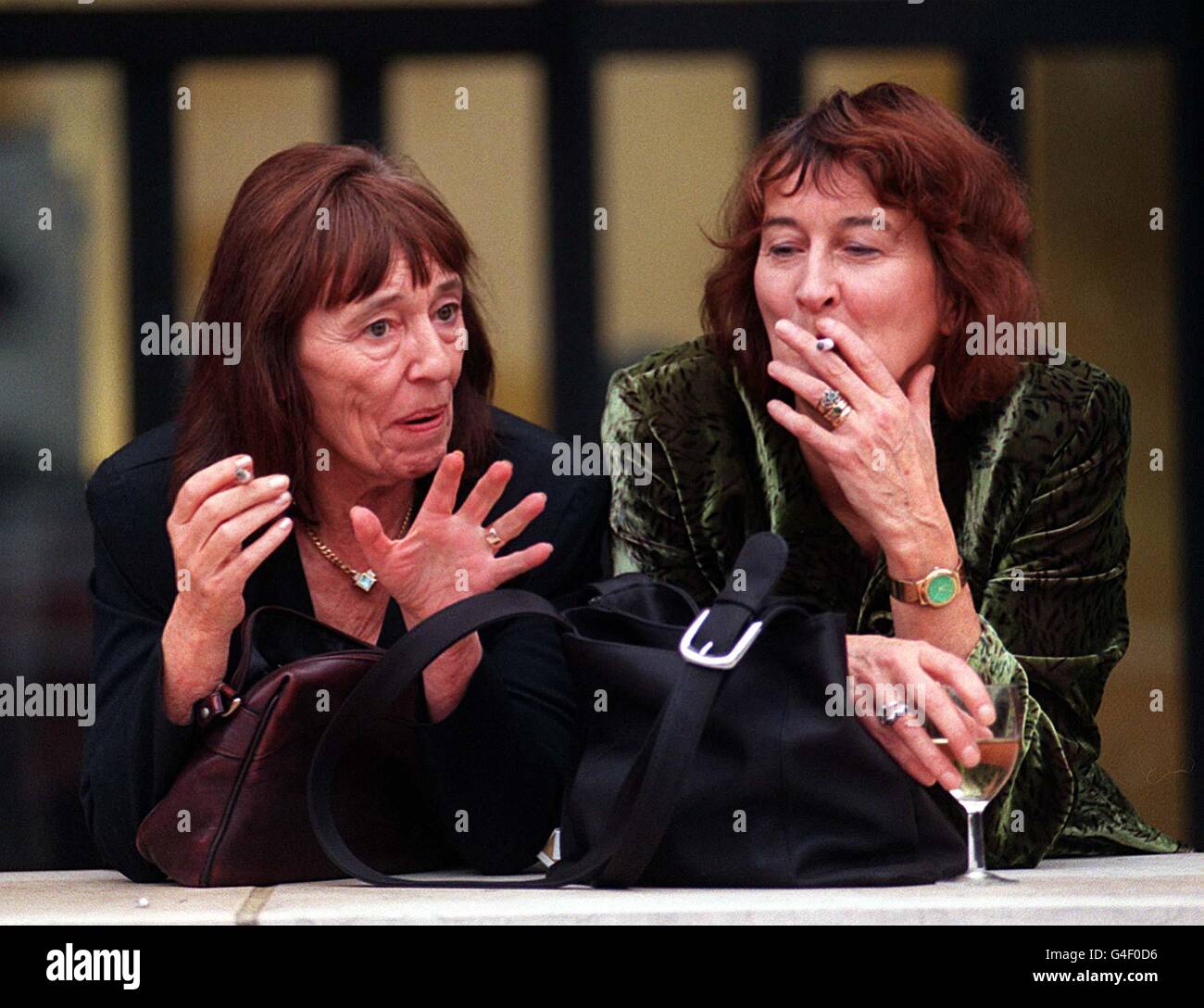 Gli autori Beryl Bainbridge (sinistra) e Victoria Glendinning (destra) alla British Library di Londra oggi (martedì) per contribuire a celebrare il trentesimo anniversario del Premio Booker per la finzione con una serata di letture e dibattiti. Gli autori Nicholas Moseley, Beryl Bainbridge, Kazuo Ishiguro, Roddy Doyle, Salman Rushdie e Victoria Glendinning sono stati Uniti dai membri del pubblico per l'evento letterario unico. Foto di Stefan Rousseau/PA. Foto Stock