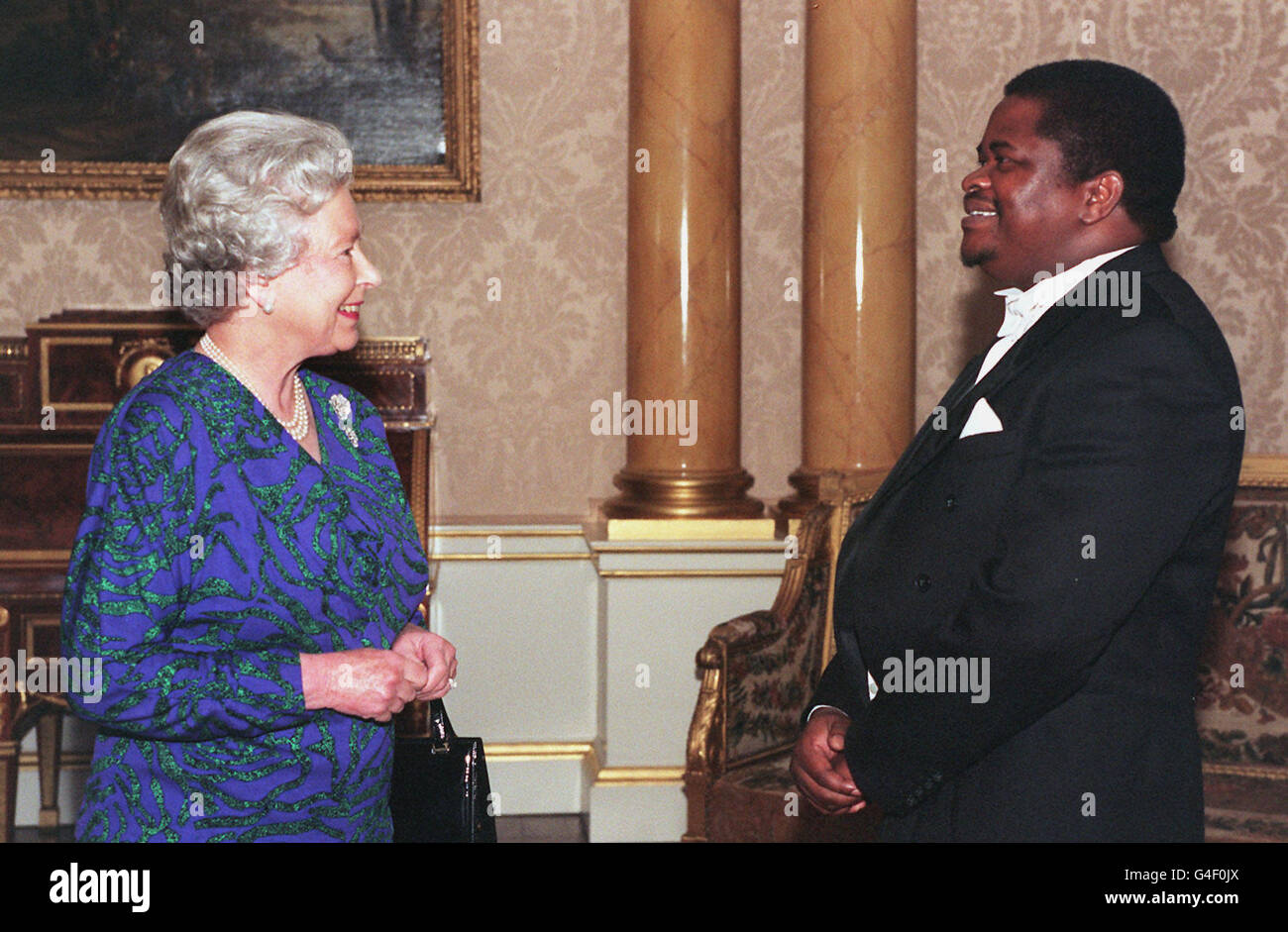 La Regina riceve sua Eccellenza l'Alto Commissario per il Malawi, Bright Msaka, che ha presentato le sue lettere di Commissione, a Buckingham Palace oggi (martedì). Foto piscina di Fiona Hanson/PA Foto Stock