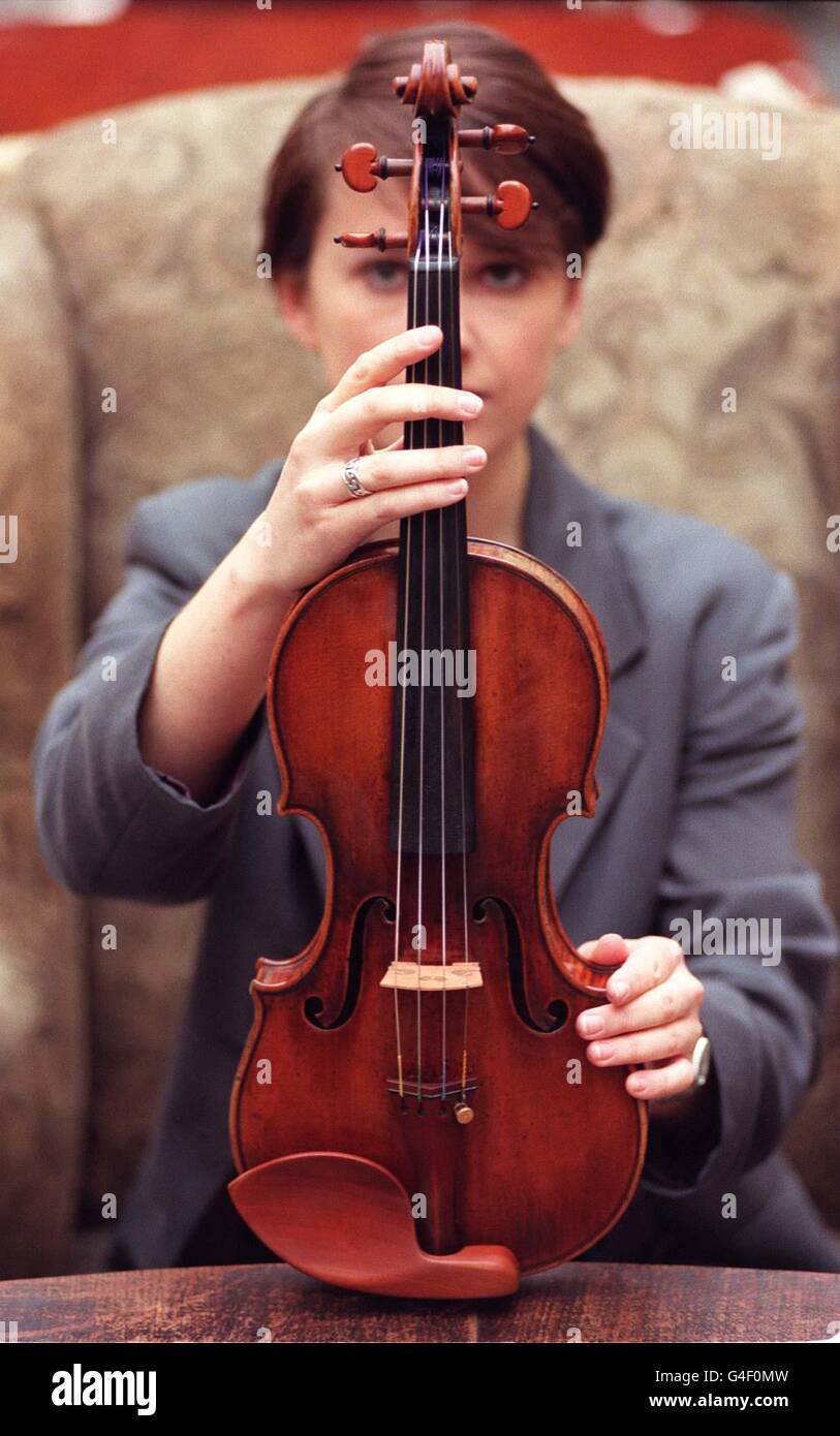 Stradivari violin immagini e fotografie stock ad alta risoluzione - Alamy