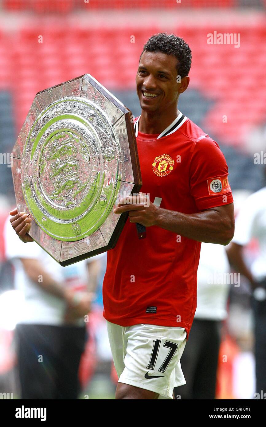 Calcio - fa Community Shield - Manchester City / Manchester United - Wembley Stadium. Luis Nani, il Manchester United, festeggia con lo Scudo comunitario dopo il fischio finale Foto Stock