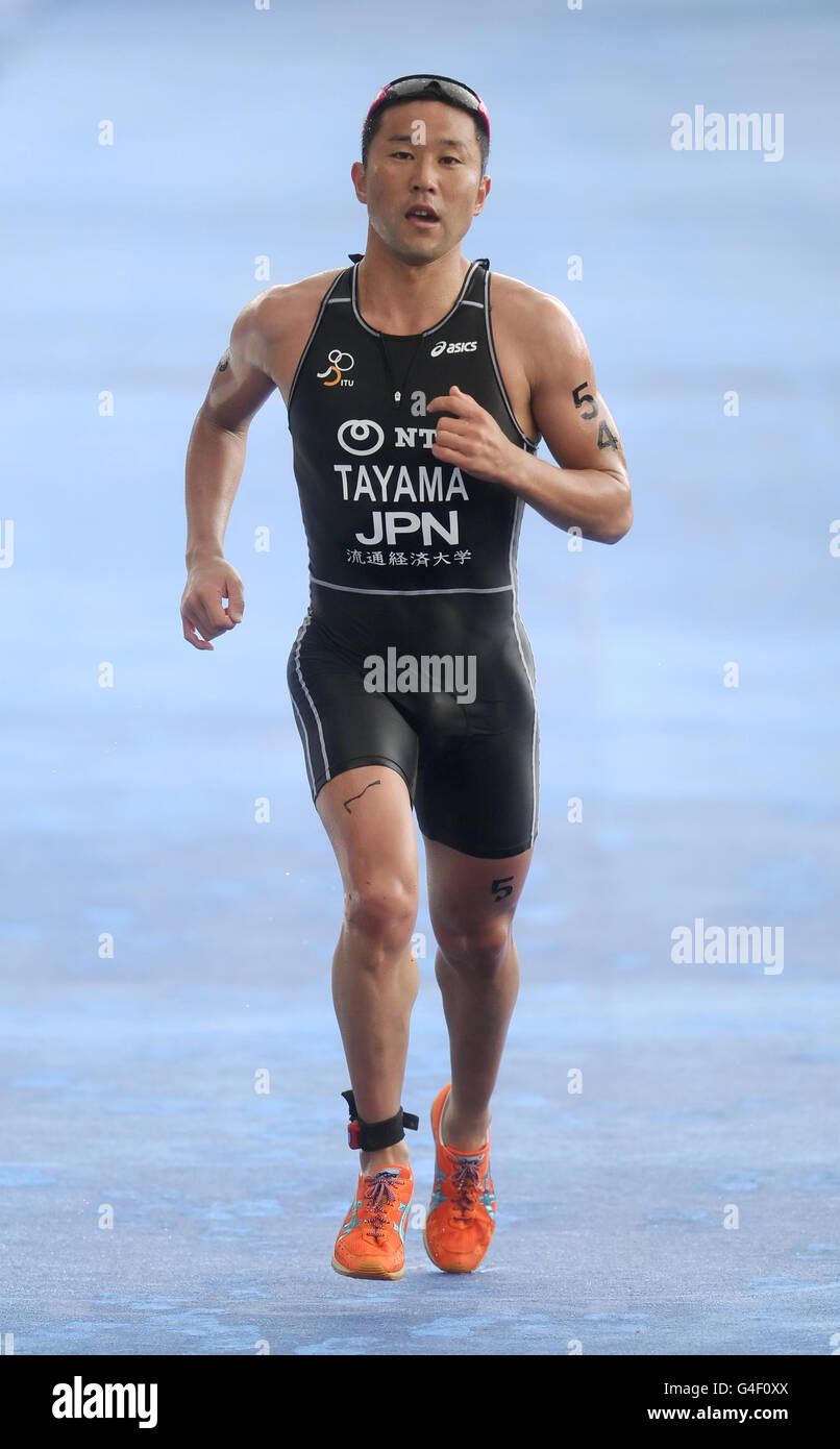 Hirikatsu Tayama in Giappone durante la Dextro Energy Triathlon ITU World Championship Series di Hyde Park, Londra. Foto Stock