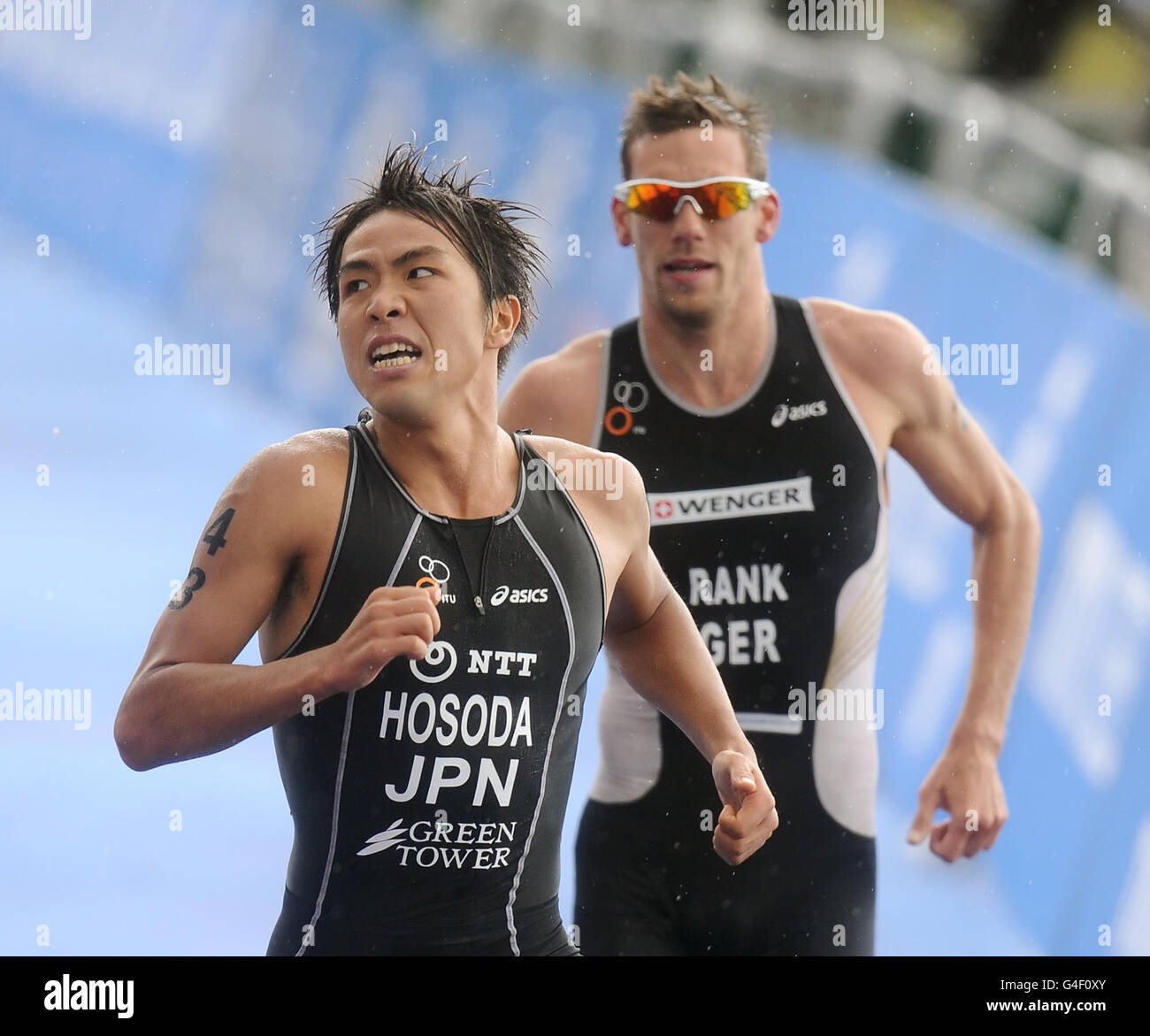 (Da sinistra a destra) Yuichi Hosoda del Giappone e Sebastian Rank della Germania durante la Dextro Energy Triathlon ITU World Championship Series a Hyde Park, Londra. Foto Stock