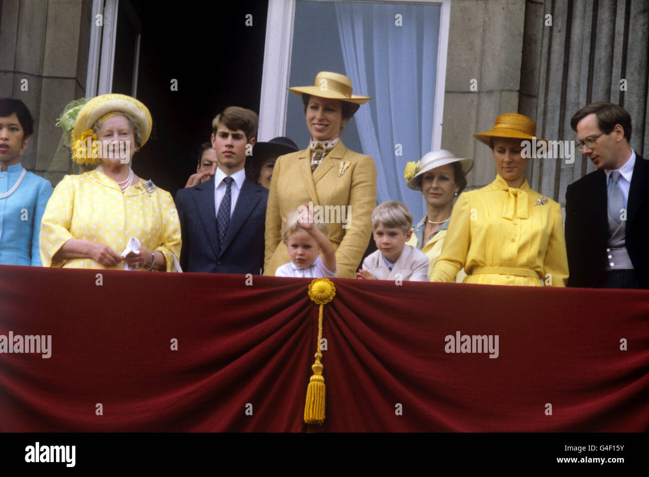 PA NEWS PHOTO 14/6/80 SUL BALCONE DI BUCKINGHAM PALACE PER IL COMPLEANNO DELLA REGINA RAF FLYPAST SONO (DA SINISTRA A DESTRA) LA REGINA MADRE, IL PRINCIPE EDOARDO, LA PRINCIPESSA ANNA E IL FIGLIO MAESTRO PETER PHILLIPS, 3, IL 5 ANNI CONTE DI ULSTER, LA PRINCIPESSA ALEXANDRA E IL DUCA E DUCHESSA DI GLOUCESTER. Foto Stock